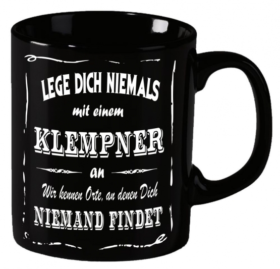 Klempner Becher ! Lege Dich niemals mit einem Klempner an ! Wir kennen Orte an denen Dich niemand findet ! coole-fun-t-shirts Becher schwarz Kaffeetasse Tasse