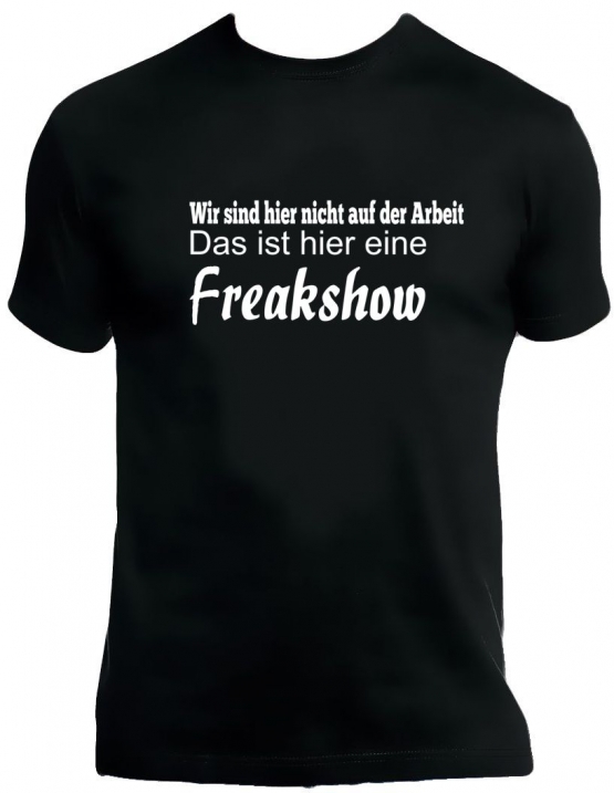 Wir sind hier nicht auf der Arbeit. Das hier ist eine FREAKSHOW T-Shirt  Schwarz  S M L XL 2XL 3XL 4XL 5XL Kollegen Arbeitstätte, Arbeitgeber, Weihnachtsfeier Textildruck Buxtehude